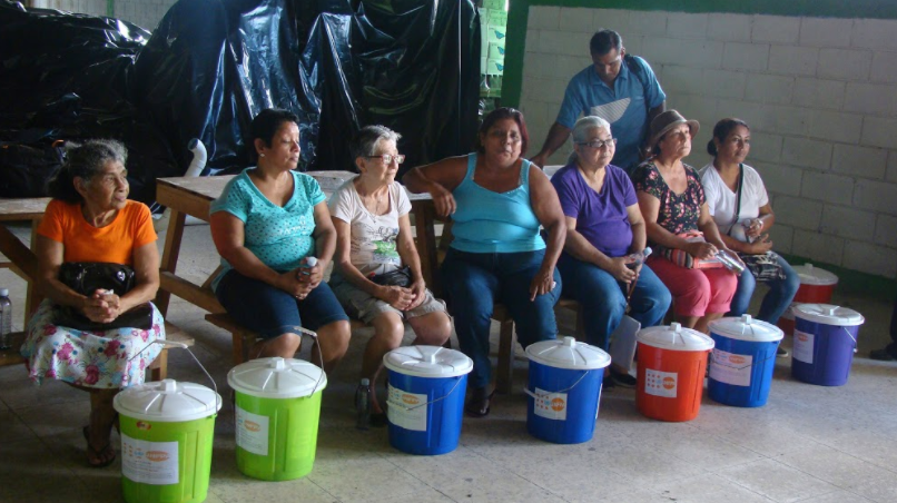 En el mes de octubre, muchas comunidades de Costa Rica se vieron afectadas por un fenómeno natural que en algunas regiones, arrasó con años de trabajo y esfuerzo de familias de escasos recursos, principalmente. Uno de los cantones más afectados fue Osa, en el sur del país, una zona que además presenta altos índices de pobreza y desigualdades.  Ante esta situación, la oficina del Fondo de Población de las Naciones Unidas, UNFPA, con el apoyo de Cruz Roja Costarricense, organizó una gira para hacer entrega de un aporte que consistió en 100 kits de higiene para mujeres y 200 colchones individuales. Estos kits constan de un balde que contiene insumos básicos de higiene para mujeres. La entrega se realizó el pasado 29 de noviembre en Ciudad Cortés y estuvieron presentes personeros de la Cruz Roja del Cantón de Osa, la Vicealcaldesa Yanina Chaverri Rosales y otras personas funcionarias de la Alcaldía de Osa, así como Paula Antezana, Representante Auxiliar del UNFPA Costa Rica y Cristian Vargas, Asociado de Programas.  “Durante la gira, la Cruz Roja de Osa convocó a un grupo de 10 mujeres sobrevivientes de cáncer de mama, quienes también fueron damnificadas con la emergencia de Nate. A ellas se les hizo entrega directa de la donación y tuvimos la oportunidad de dialogar y conocer sus realidades, sus dificultades, pero también sus fortalezas y capacidad de recuperarse de las emergencias. Sin duda son una motivación muy fuerte para continuar trabajando y apoyando a las comunidades para que cada vez sean más resilientes. El papel de la Cruz Roja en estas comunidades es de vital importancia y es admirable la entrega y mística de los personeros que nos recibieron en Osa”, expresó Antezana.  La entrega se realizó en el centro de acopio de la Cruz Roja en Ciudad Cortés. Esta institución se encargó también de distribuir las donaciones entre las personas más necesitadas en las fincas y territorios de más difícil acceso. “Nuestro sincero agradecimiento a UNFPA por contar con nosotros para canalizar esta donación, proceso que contó con la activa participación de varios compañeros de Cruz Roja a nivel local.  Sin duda, acciones como esta contribuyen al cumplimiento del Objetivo de Desarrollo Sostenible 17: Alianzas para lograr la Agenda 2030, para no dejar a nadie atrás. Este aporte contribuye a la resiliencia comunitaria, área clave que trabaja la Dirección Nacional de Gestión de Riesgos (DINAGER) de la Benemérita Cruz Roja Costarricense”, expresó la doctora Beverly Hernández de DINAGER-Cambio Climático de la Cruz Roja Costarricense.  Más información: Cristian Vargas Sandí / Asociado de Programa UNFPA Costa Rica / Tel. 2296-1265 / vargas@unfpa.org Gabriela Rodríguez Hernández / Asesora en Comunicación / Tel. 8706-5171.