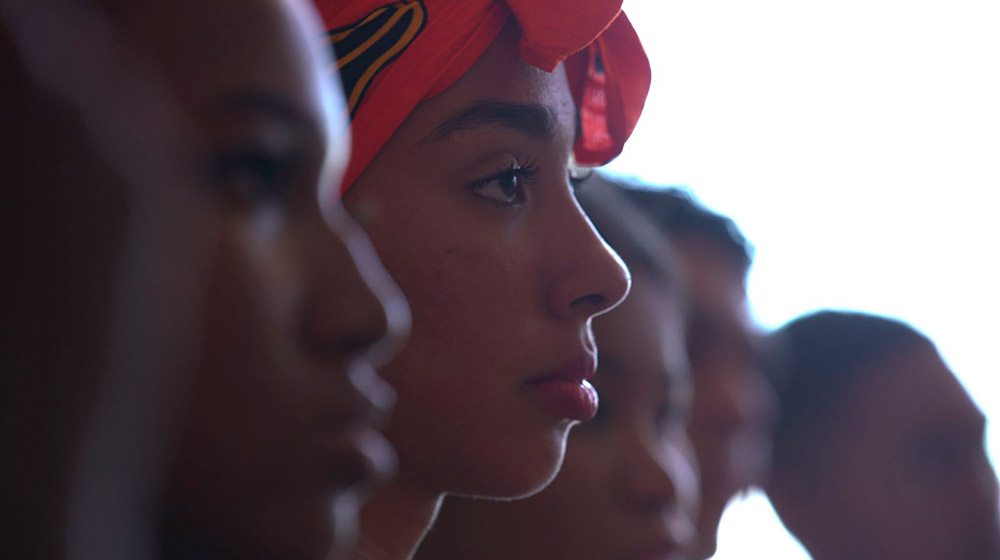 grupo de mujeres adolescentes afrodescendientes