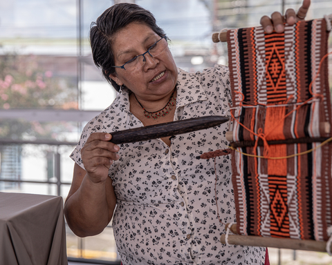 Higinia Gonzales muestra el proceso de la creación de textiles borukas
