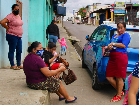 Un grupo de mujeres espera en las afueras de la Clínica de La Carpio, a ser atendidas
