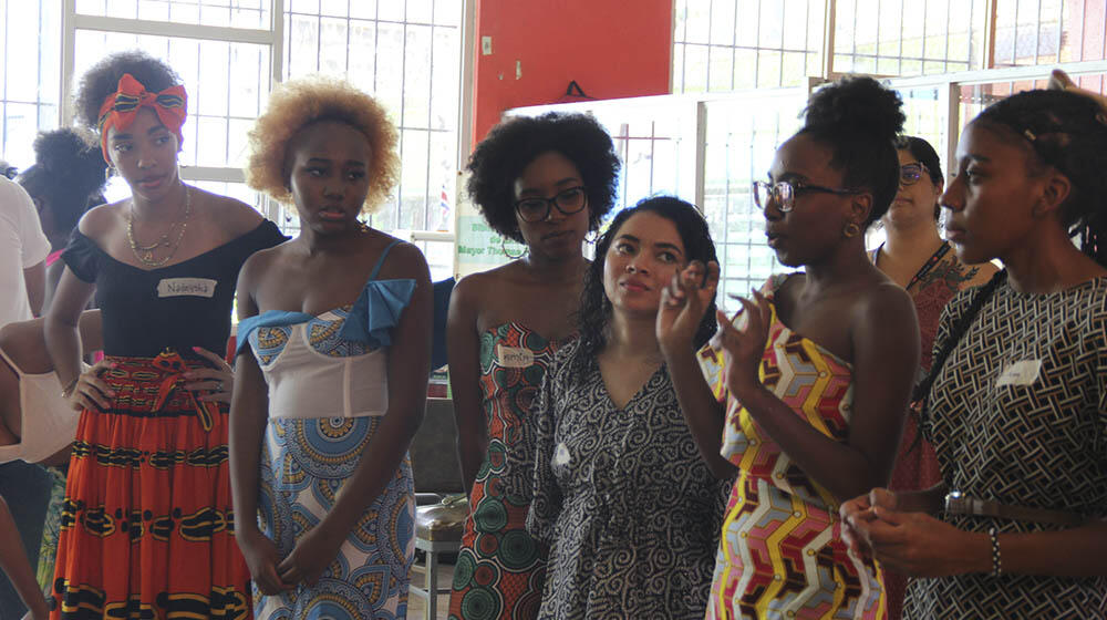 grupo de mujeres adolescentes afrodescendientes