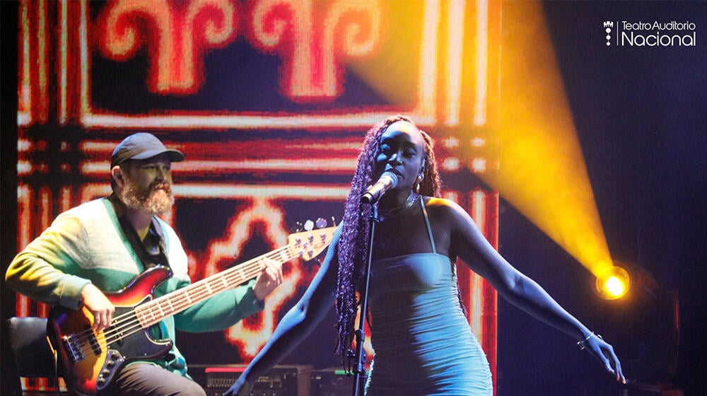 Cantante Stephie Davis en interpretación durante los Premios ACAM 2024. 