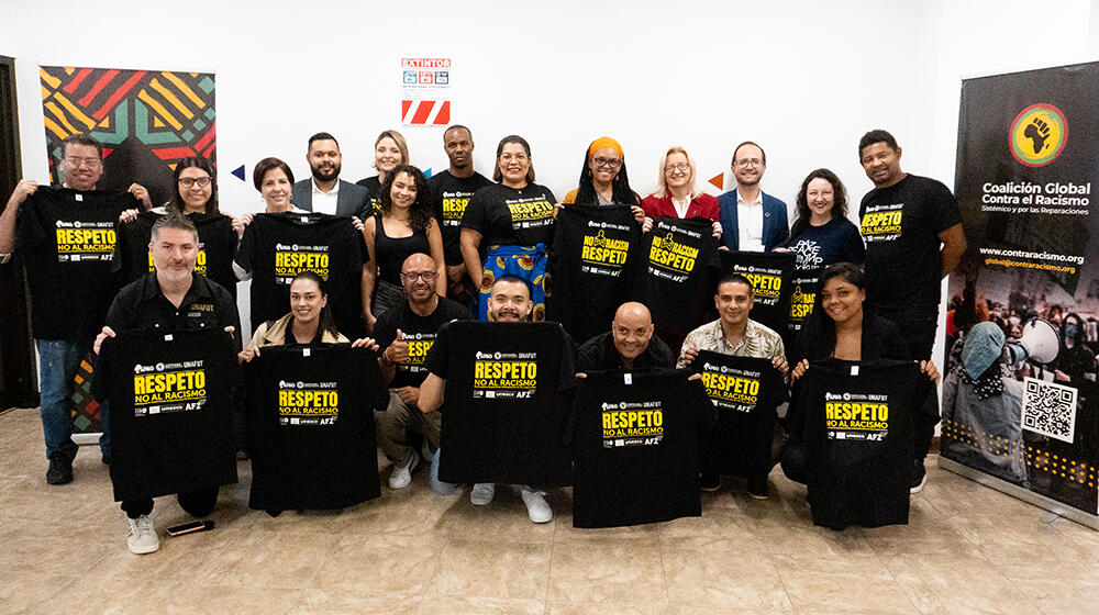 Algunas de las personas participantes en el conversatorio del lanzamiento de la décima edición de la campaña "Respeto, No al Racismo" con la camiseta alusiva a la campaña