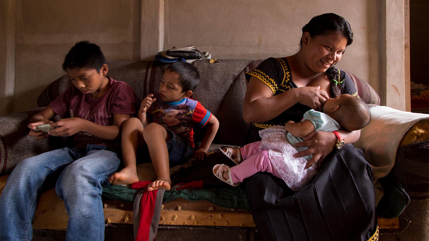 Fotografía de mujer indígenas con sus dos hijos e hija