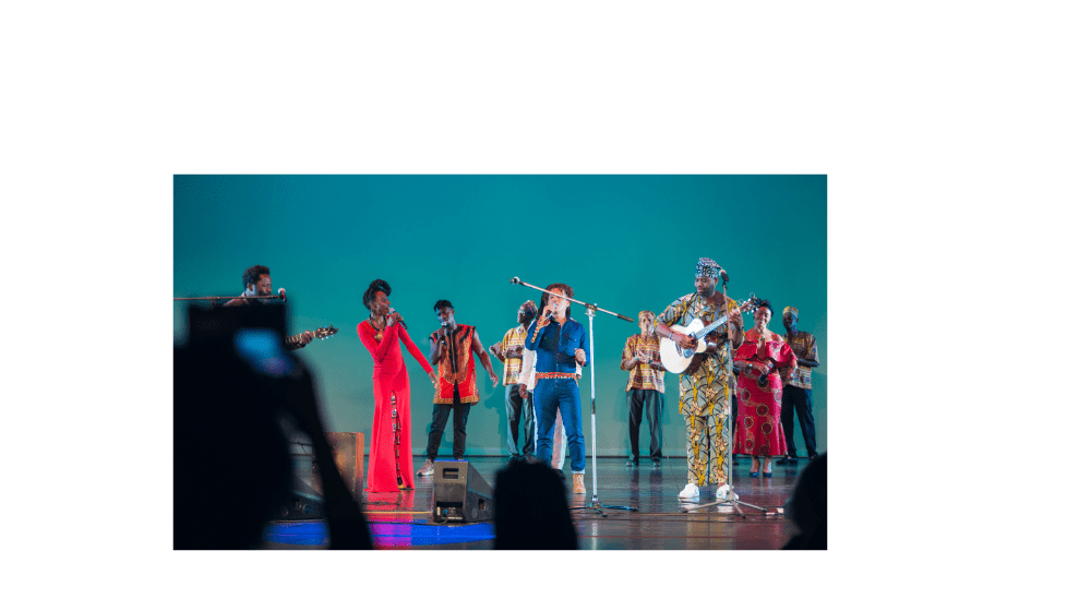 Los artistas interpretaron "Redemption Song" de Bob Marley,  como clausura del evento