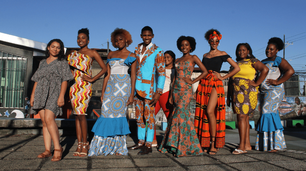 Un grupo de participantes en el curso vestidos con trajes de gala 