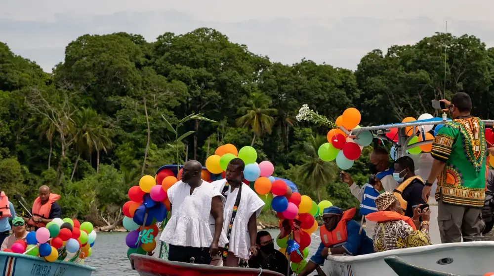 Representantes de pueblos afro entregan simbólico tributo ante naufragio esclavista